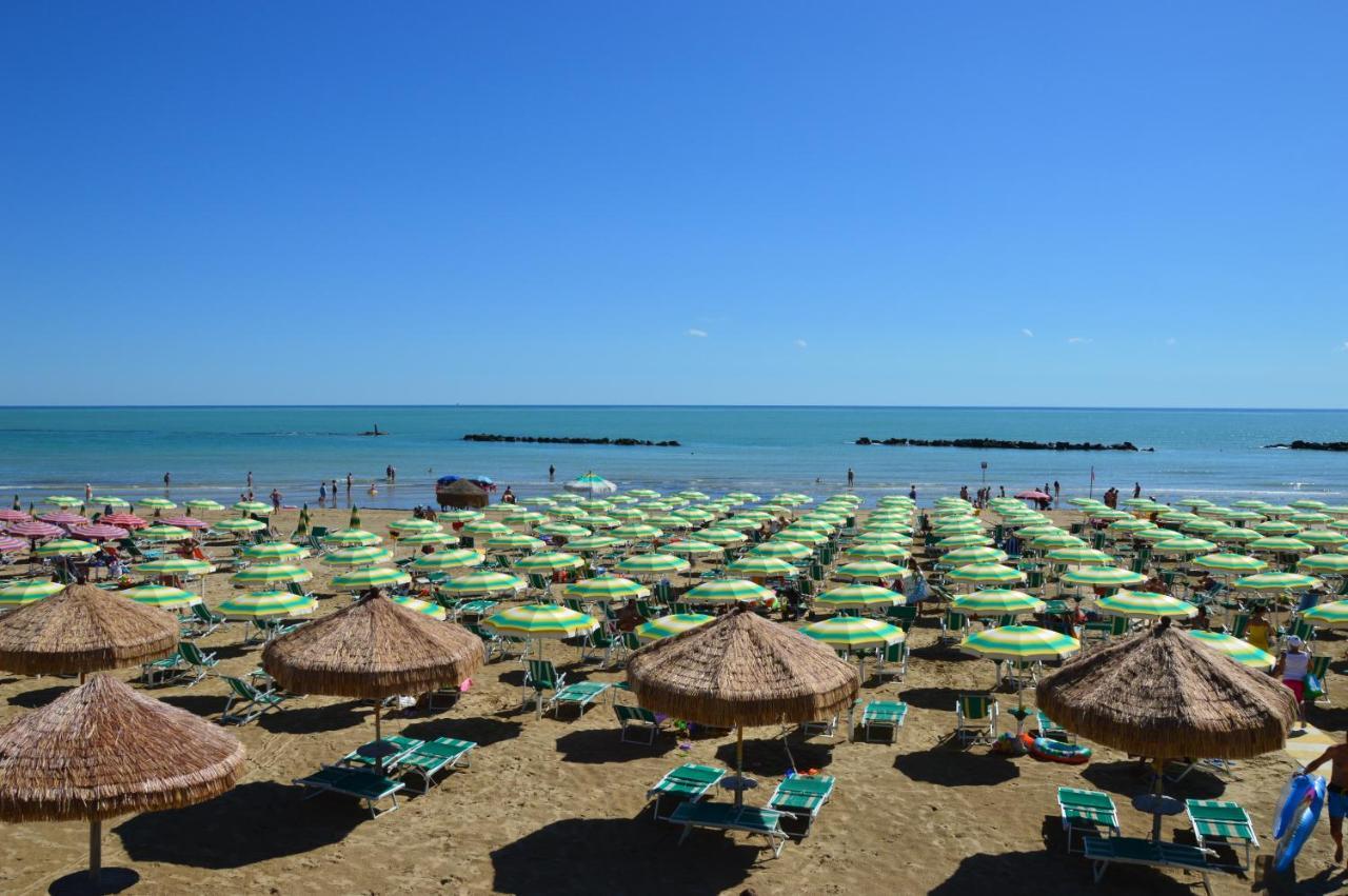 Case Vacanze Blue Bay Resort Розето-дельї-Абруцці Екстер'єр фото