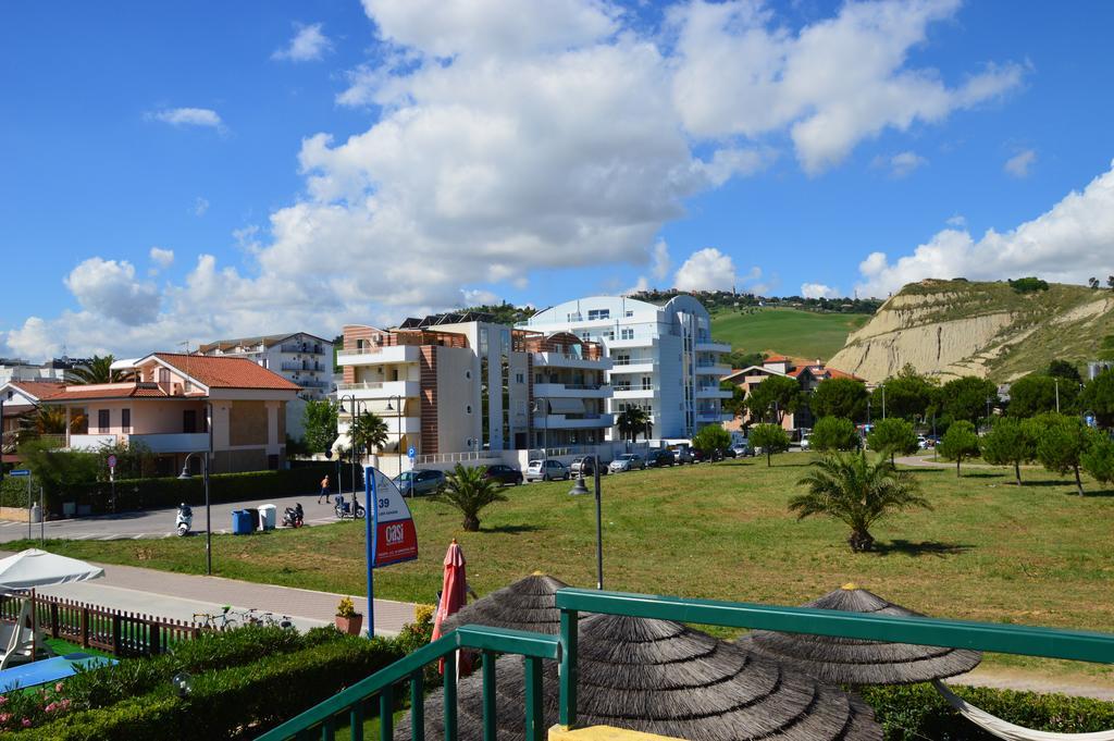 Case Vacanze Blue Bay Resort Розето-дельї-Абруцці Екстер'єр фото
