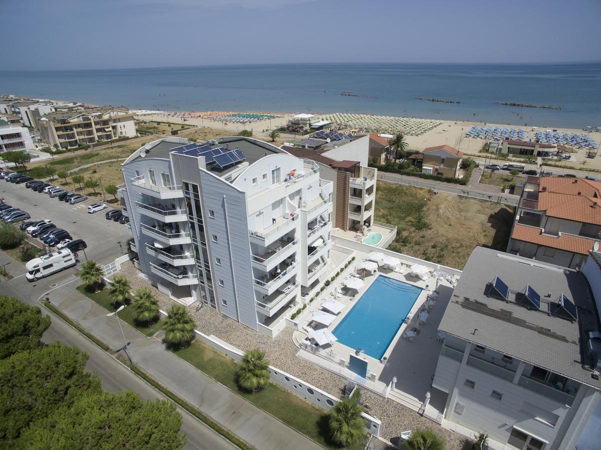 Case Vacanze Blue Bay Resort Розето-дельї-Абруцці Екстер'єр фото