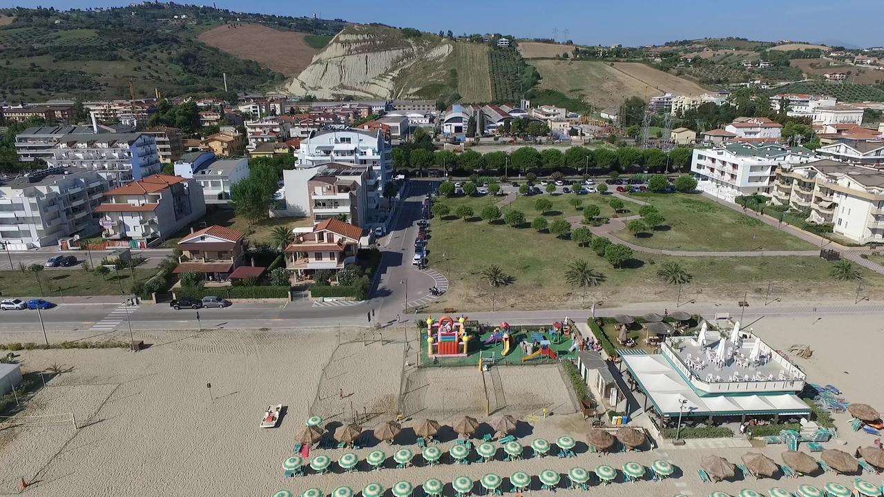Case Vacanze Blue Bay Resort Розето-дельї-Абруцці Екстер'єр фото